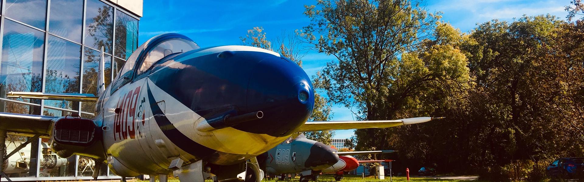 Ein Flugzeug vor dem Hangar