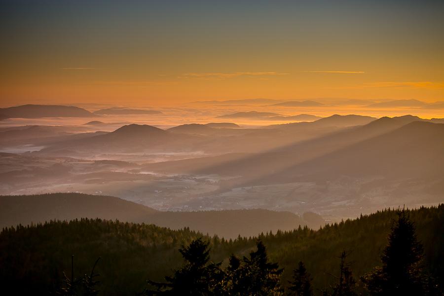 Blick auf Beskid Wyspowy beim Sonnenuntergang.