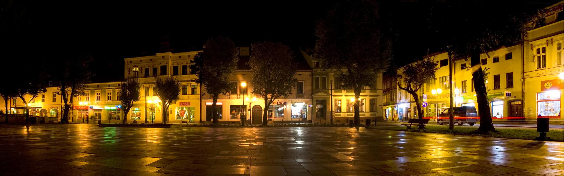 widok na rynek w Oświęcimiu z zabytkowymi kamienicami wokół