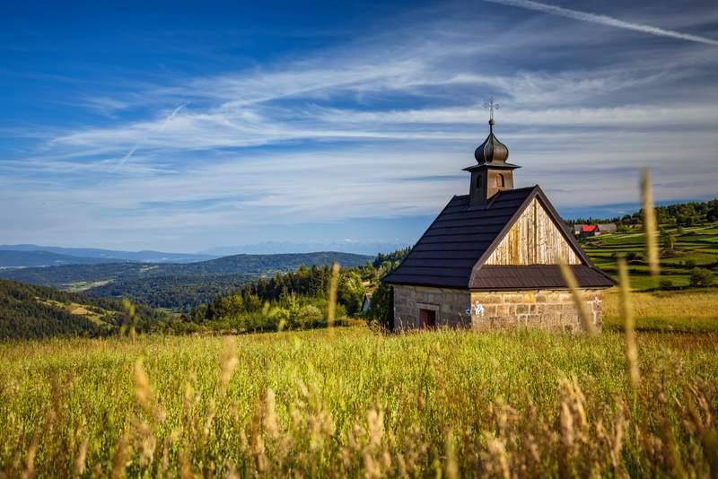 Kapliczka pod Koskową Górą w Beskidzie Makowskim