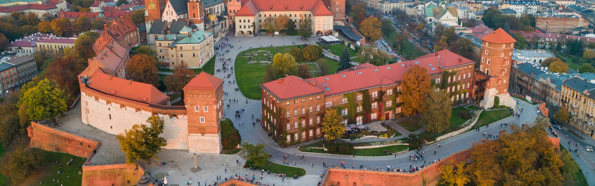 Zdjęcie przedstawia Zamek Królewski na Wawelu z lotu ptaka