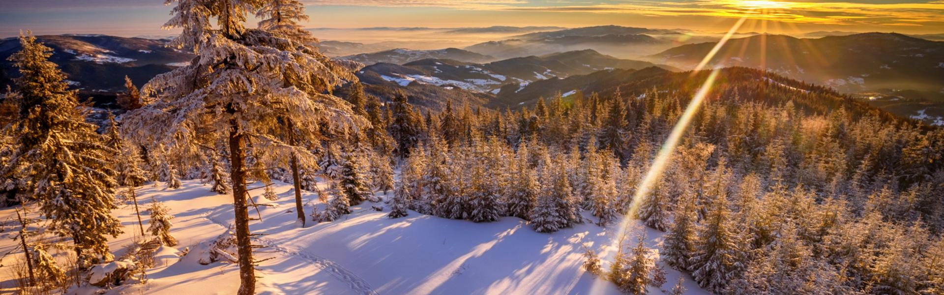 Krajobraz zimowy gór pokrytych śniegiem