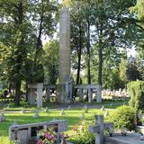 Cmentarz położony pośród drzew. W centralnym punkcie kamienny obelisk otoczony półokrągłą kolumnadą z daszkiem. Przed obeliskiem stoi monumentalna wysoka figura rycerza-strażnika wspartego na mieczu. Przed obeliskiem niewielkie murowane nagrobki z krzyżami.